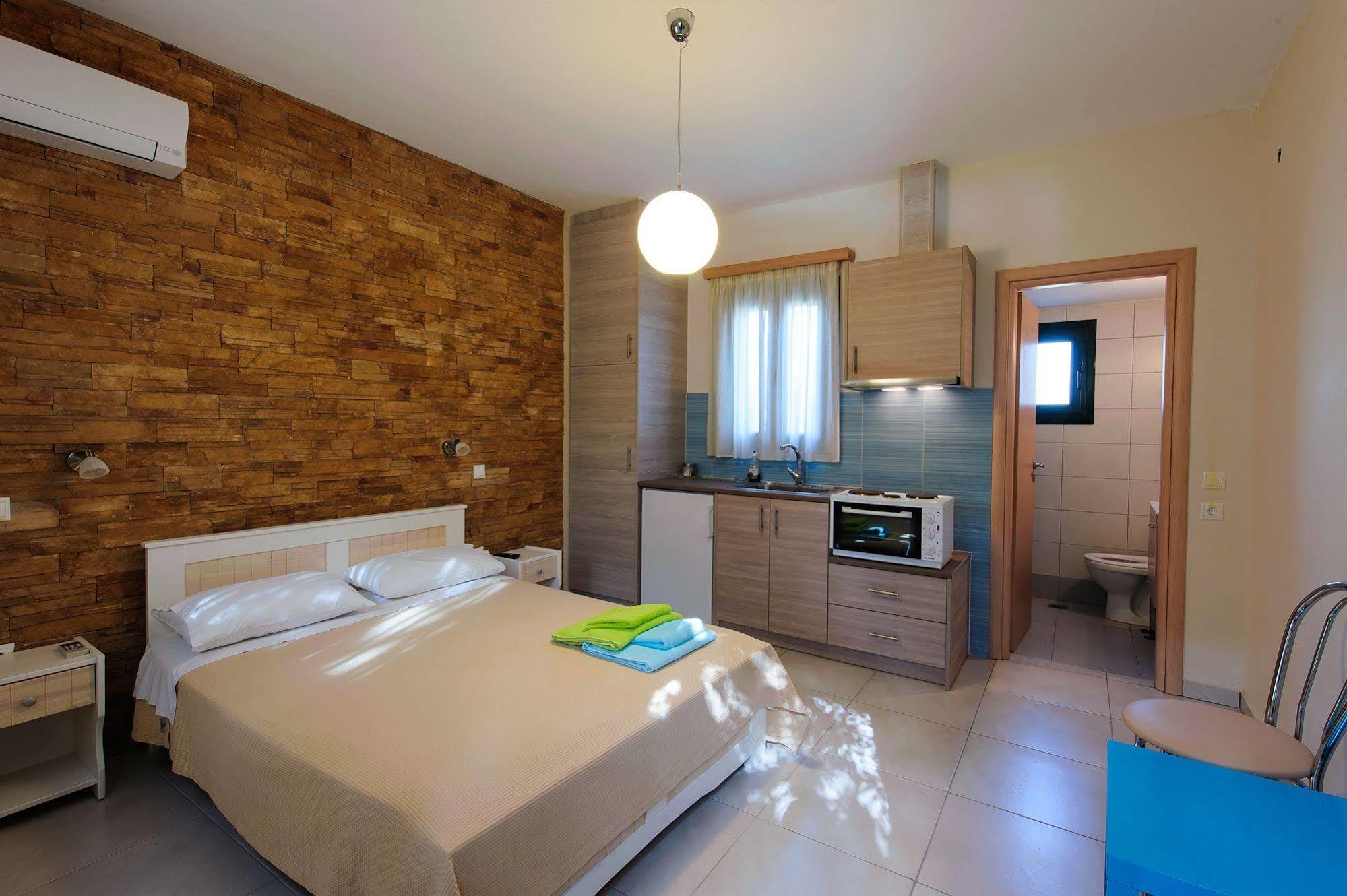 Holiday Rooms Otzias Exterior photo