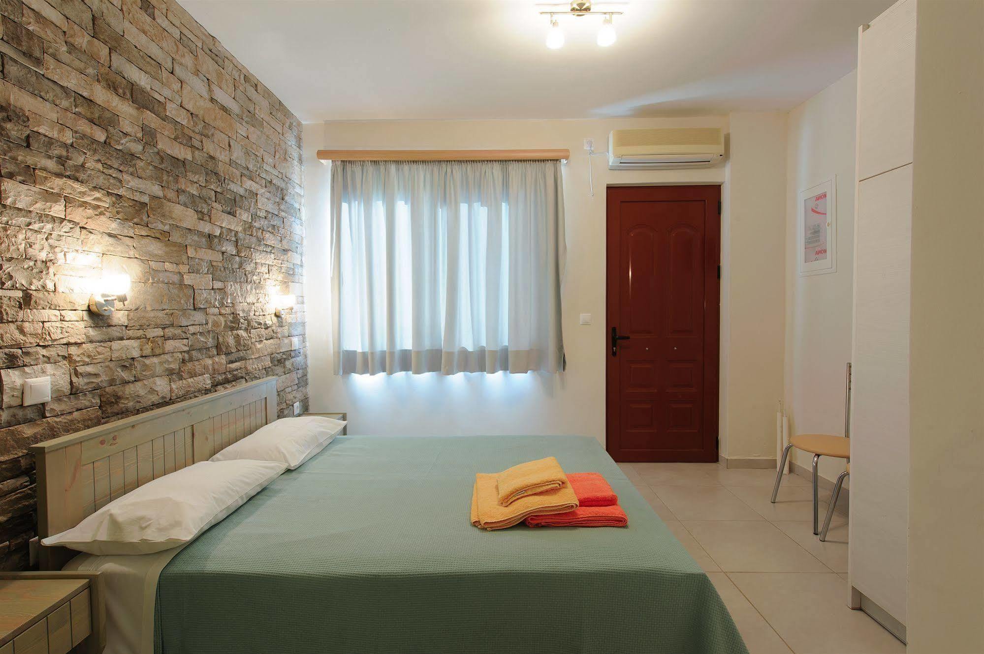 Holiday Rooms Otzias Exterior photo