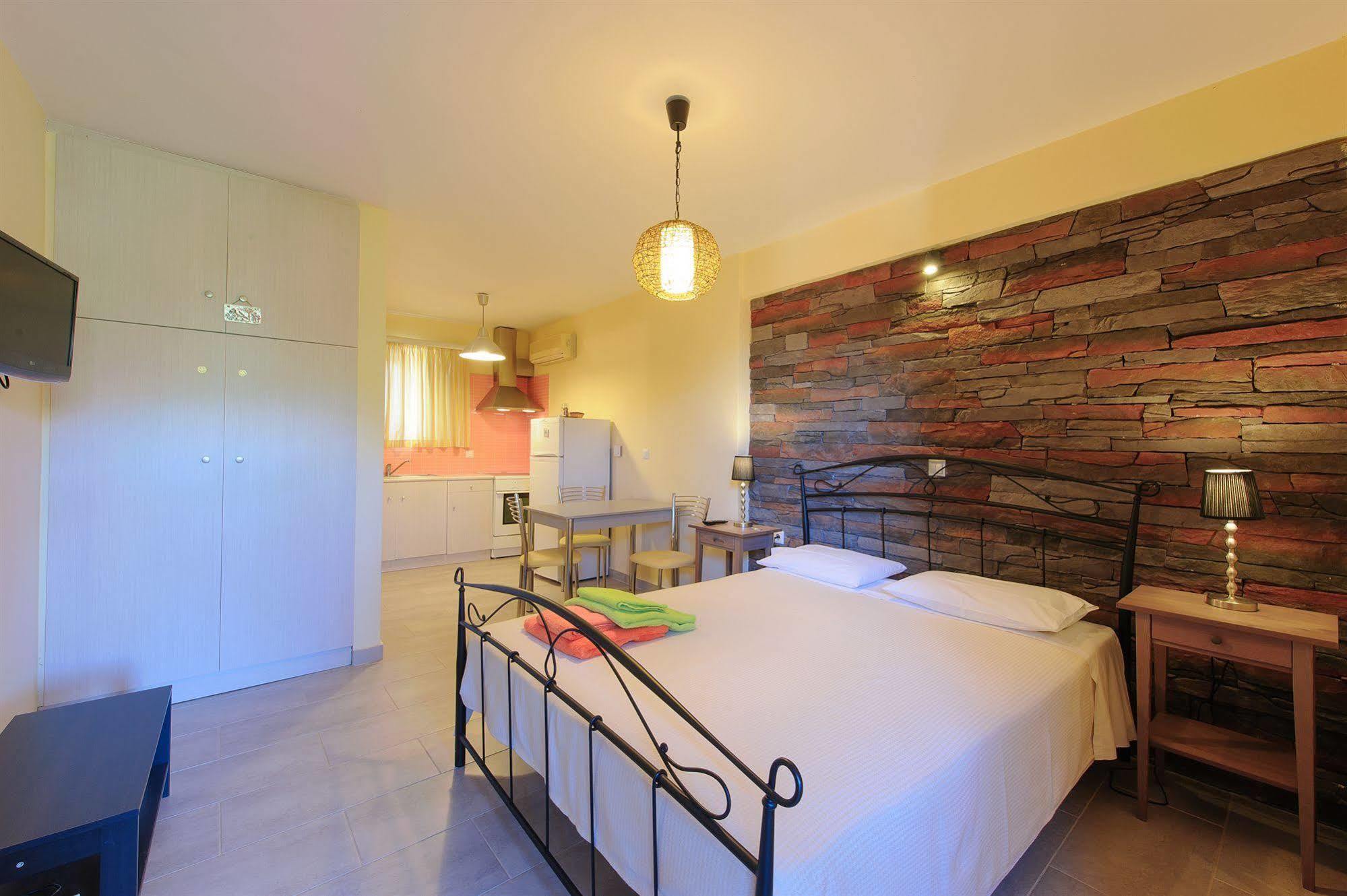 Holiday Rooms Otzias Exterior photo